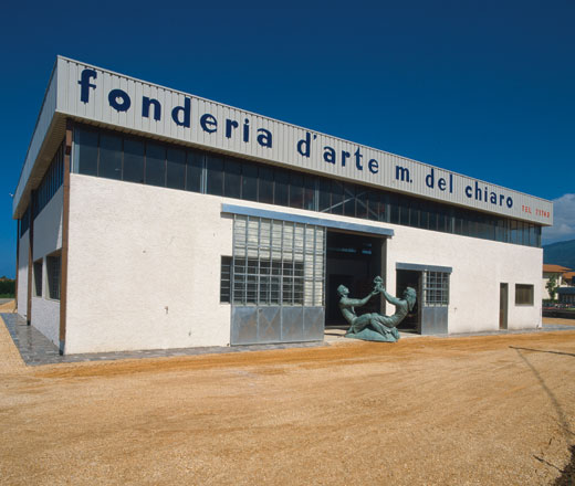 Die Betriebsanlage der Kunstgießerei Massimo Del Chiaro in der Via delle Iare in Pietrasanta. In der Mitte die Skulptur „Hope for the future“ von Charles Umlauf (1985)