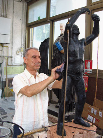 Antonio Vinciguerra retuschiert das Wachs an einem Element des Denkmals für das Güterverkehrszentrum der Toskana